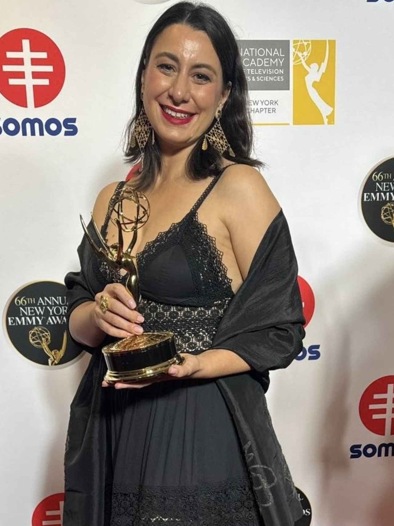Carmen Vidal con su último Emmy en las manos.
