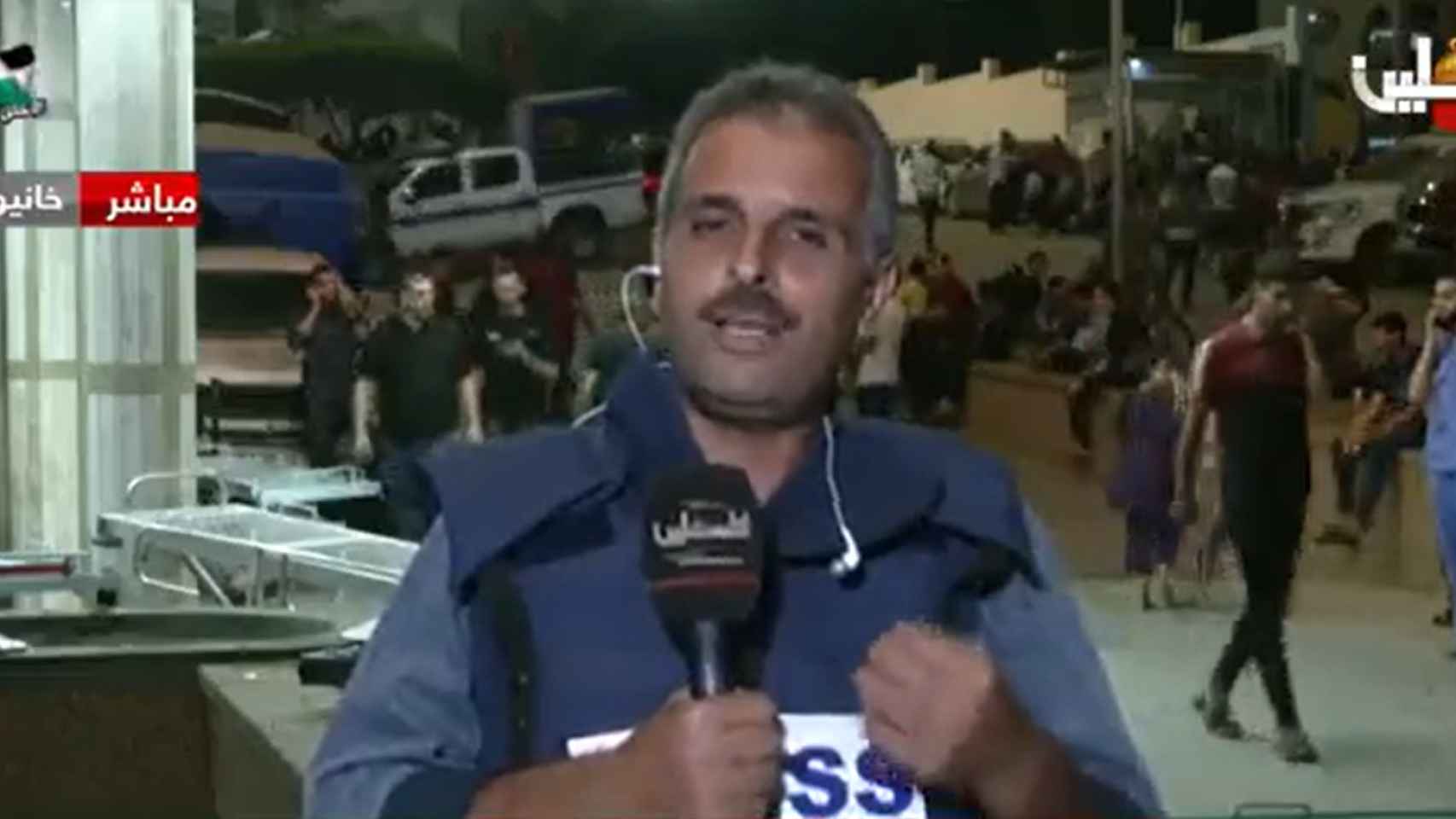 El periodista Mohamed Abu Hatab durante su última conexión en directo en televisión, una hora antes de morir.