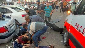 Hamás denuncia decenas de muertos en un ataque israelí contra un convoy de ambulancias.