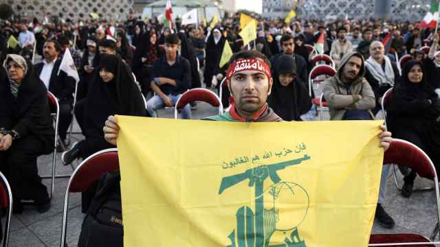 Partidarios del terrorismo se reúnen en Teherán, Irán, para escuchar el discurso del líder de Hezbollah.