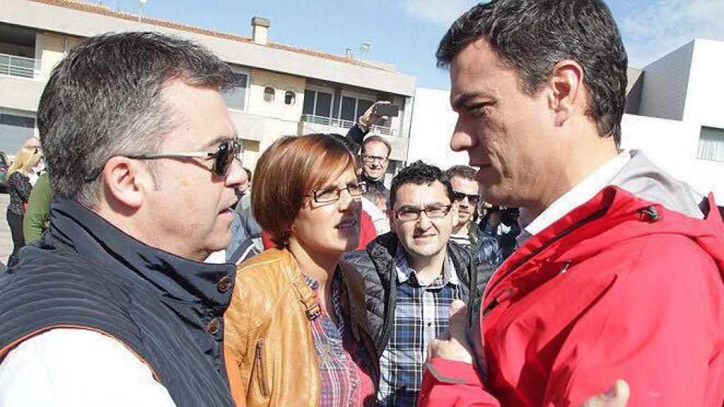 Santos Cerdán con Pedro Sánchez en 2015, dos años antes de que le ayudara a conseguir los votos de los socialistas navarros para ganar las primarias a Susana Díaz.