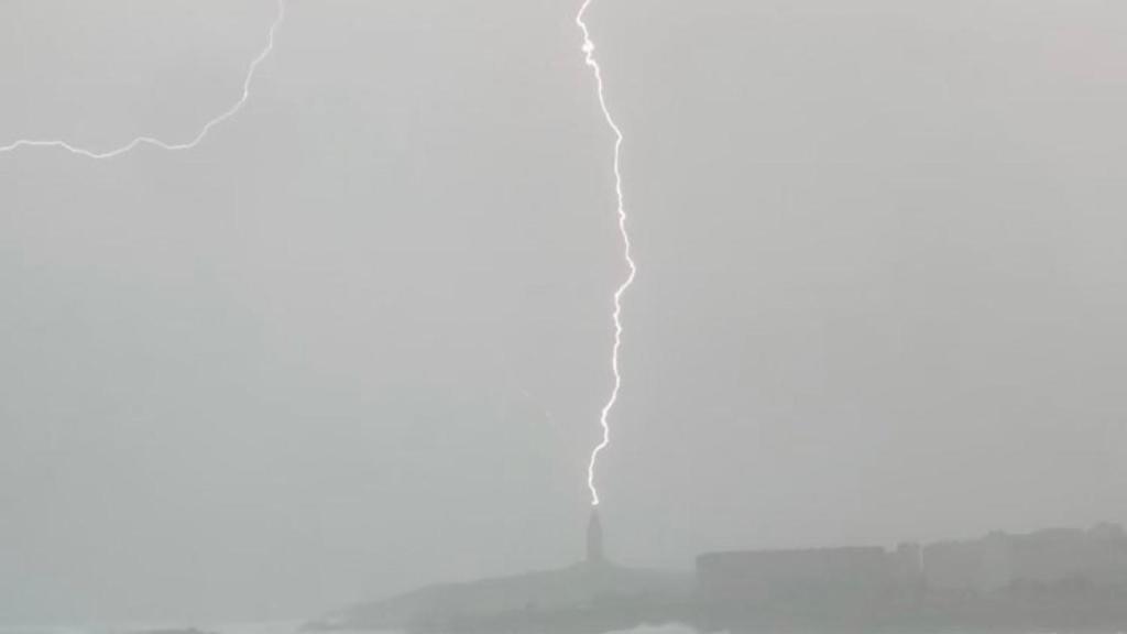 Rayo impactando en la Torre de Hércules.