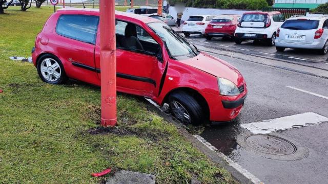 Un coche choca contra una farola en el Paseo de A Coruña y otro contra la mediana en O Burgo