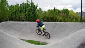 Una pista de pump track en una foto de archivo.