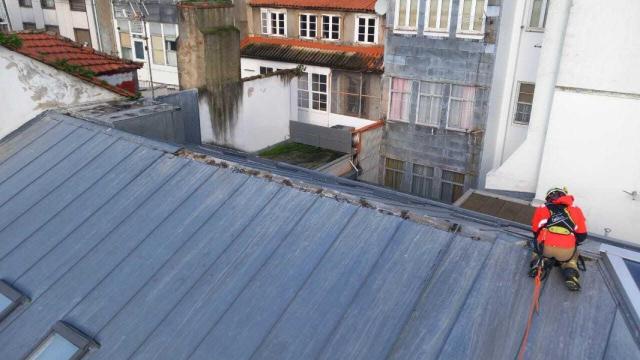 Esta mañana los bomberos accedieron al tejado del Ateneo Ferrolano