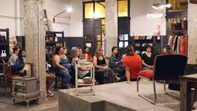 Evento de Ladies, Wine & Design en el local de Emaús en Vigo.