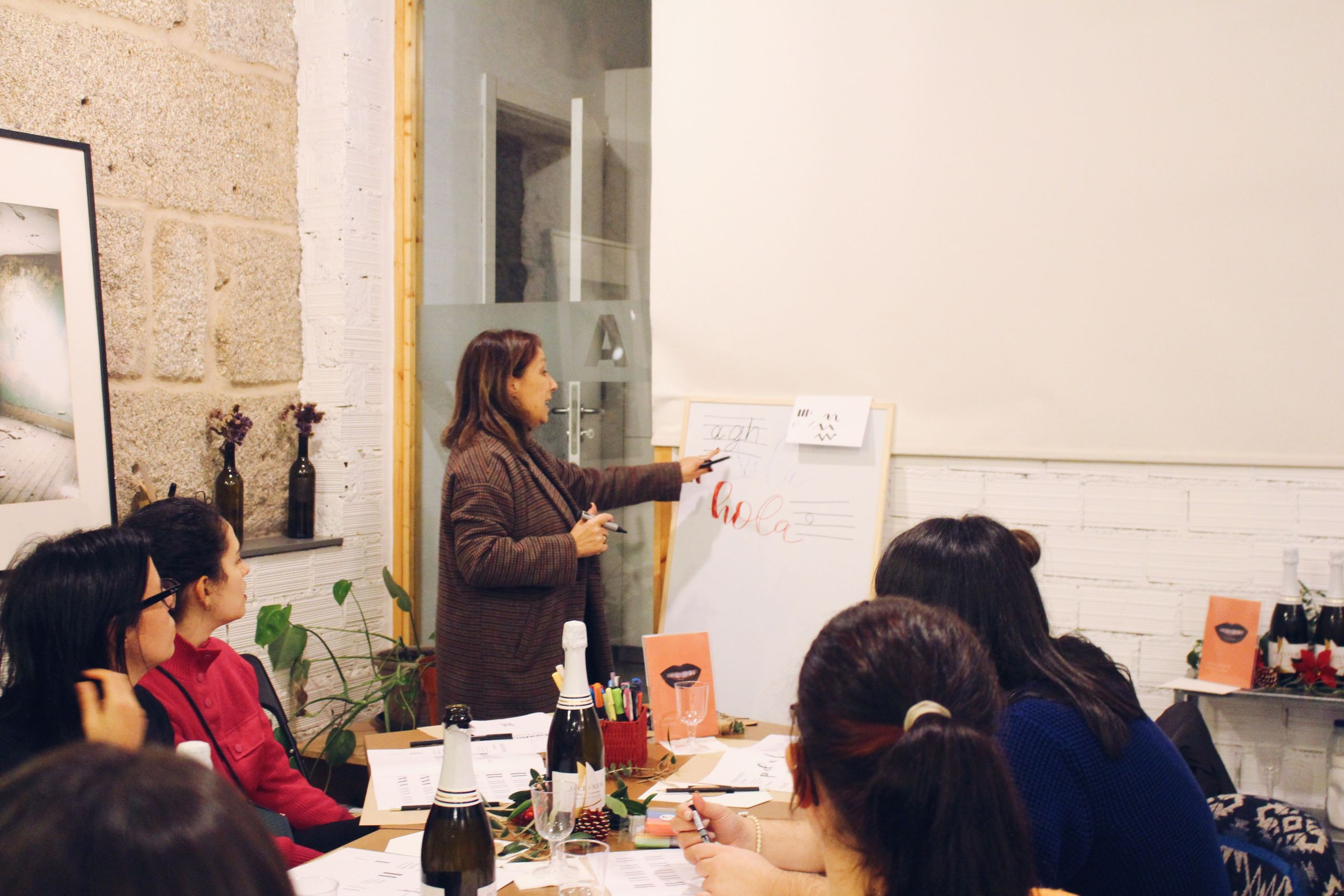 Taller de lettering organizado por Ladies, Wine & Design en Vigo. Fotografía: cedida