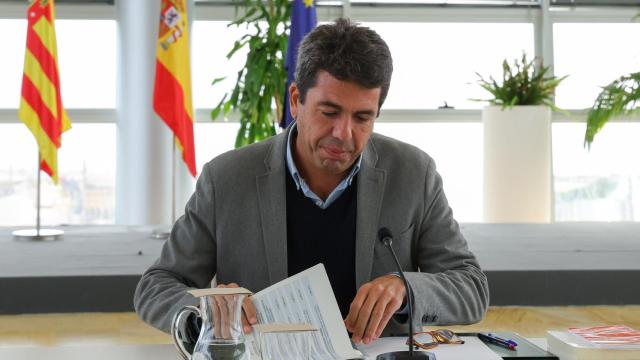 El presidente Carlos Mazón este viernes en el Pleno del Consell. EE