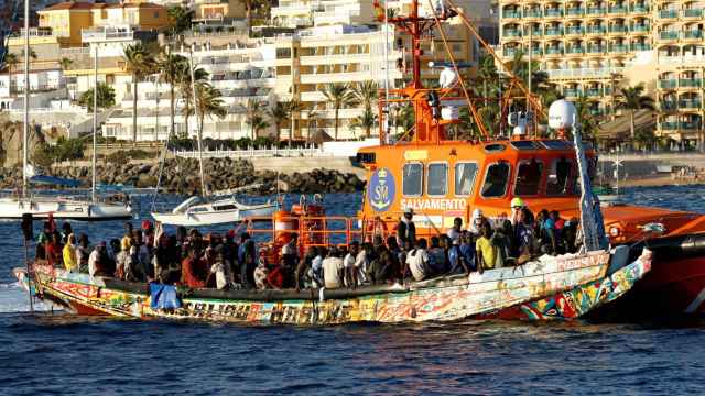 Imagen de archivo. Un grupo de inmigrantes en una embarcación de madera son remolcados por un guardacostas español hasta el puerto de Arguineguín, Gran Canaria.