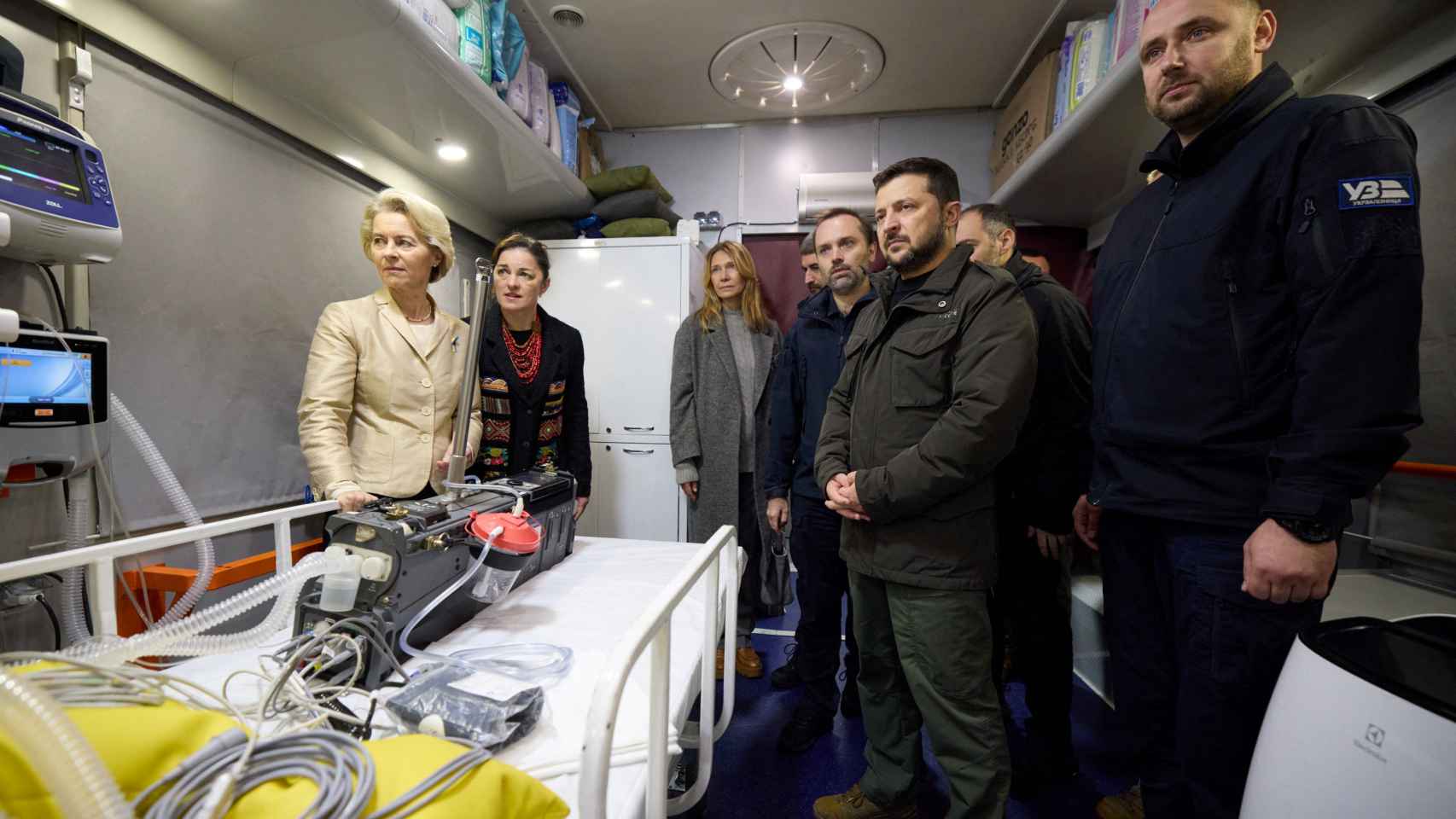 Ursula von der Leyen y Volodímir Zelenski han visitado este sábado un tren medicalizado en la estación de Kiev
