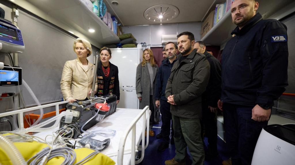 Ursula von der Leyen y Volodímir Zelenski han visitado este sábado un tren medicalizado en la estación de Kiev