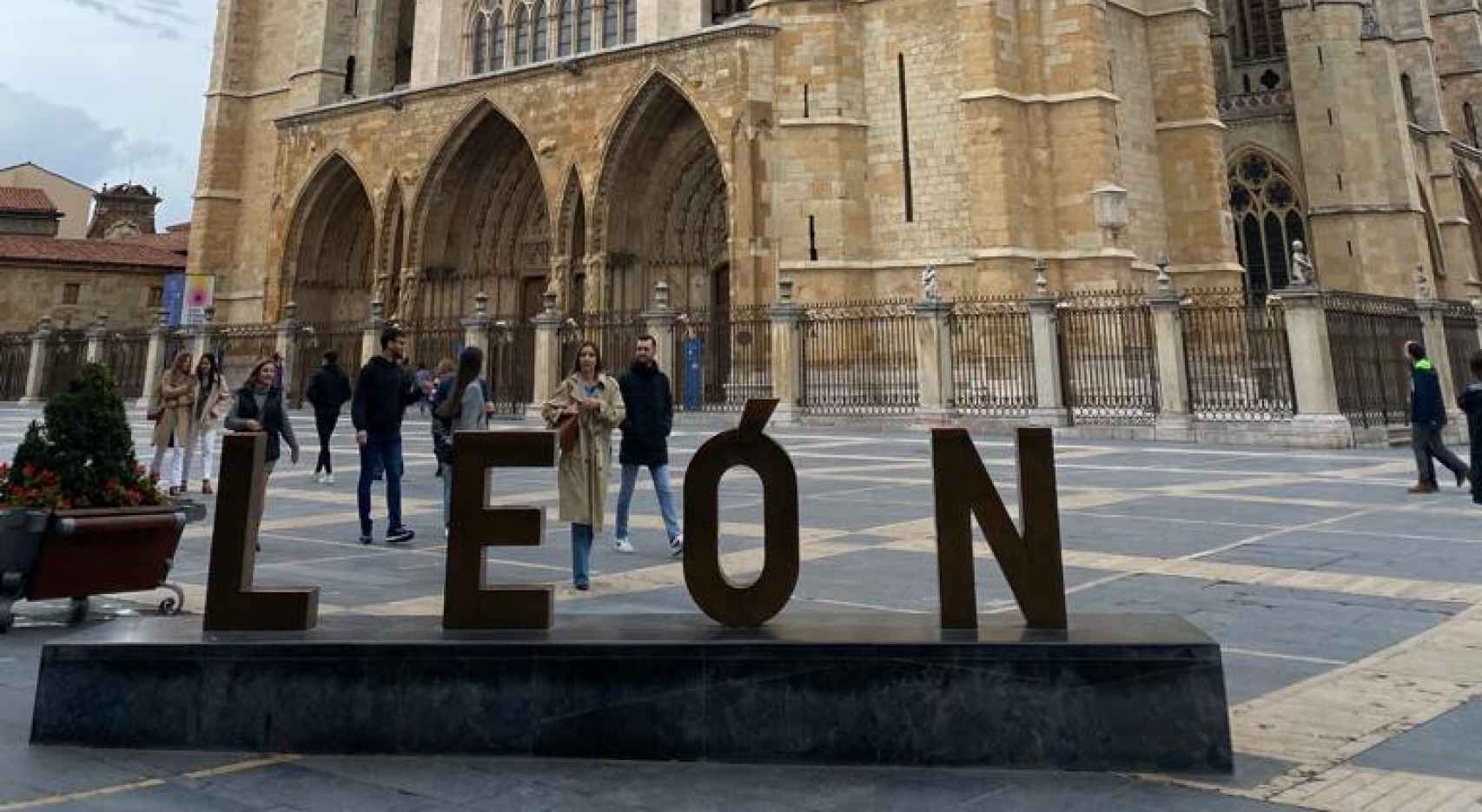 Letras de León con la Catedral de fondo