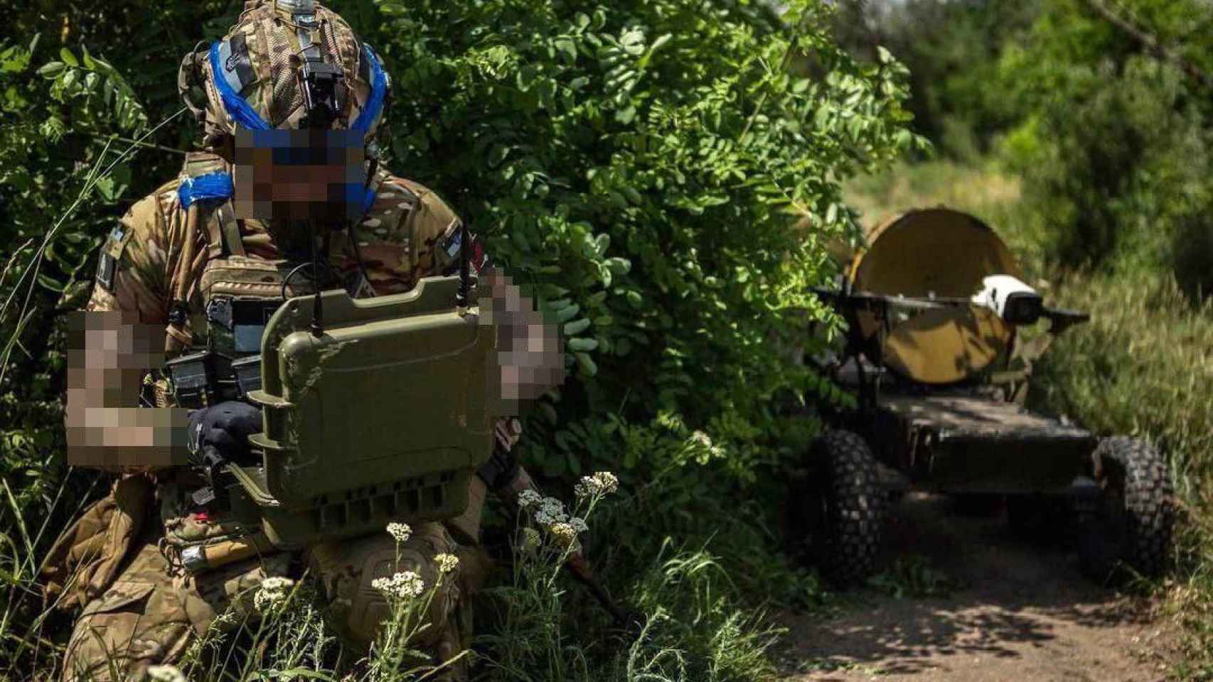 Soldado manejando un UGV equipado con la mina MON-200
