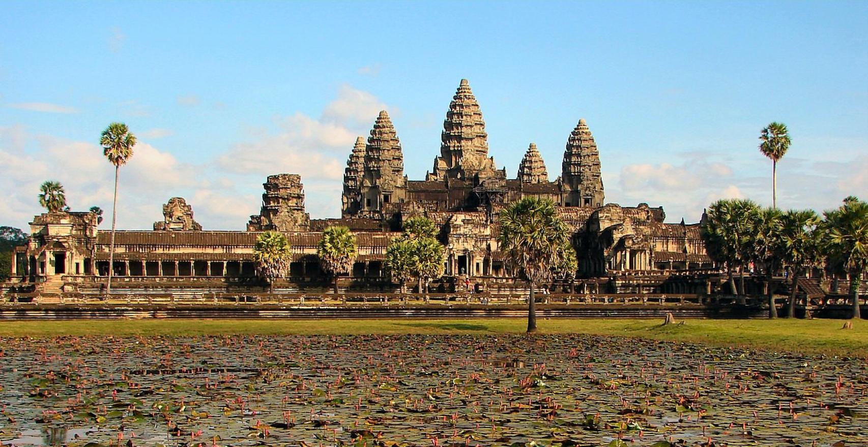 Vista frontal del recinto de Angkor Wat