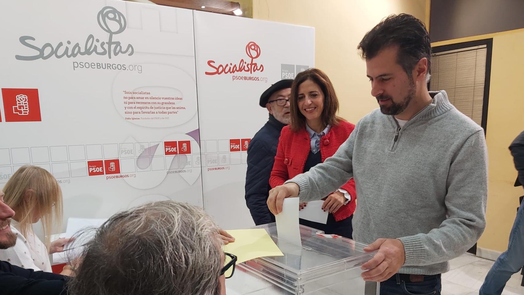 Tudanca votando sobre el pacto de investidura