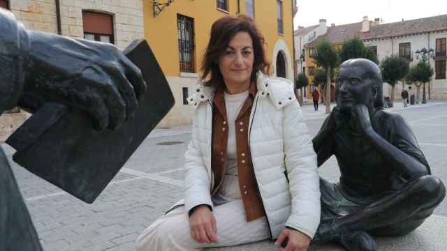 Anabel Fuente, trabajadora social de la Asociación Pavía, En la imagen, junto al monumento al Maestro en Palencia