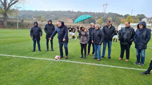 El presidente de la Diputación de Zamora visita el nuevo campo de fútbol Entrepuentes en Camarzana de Tera
