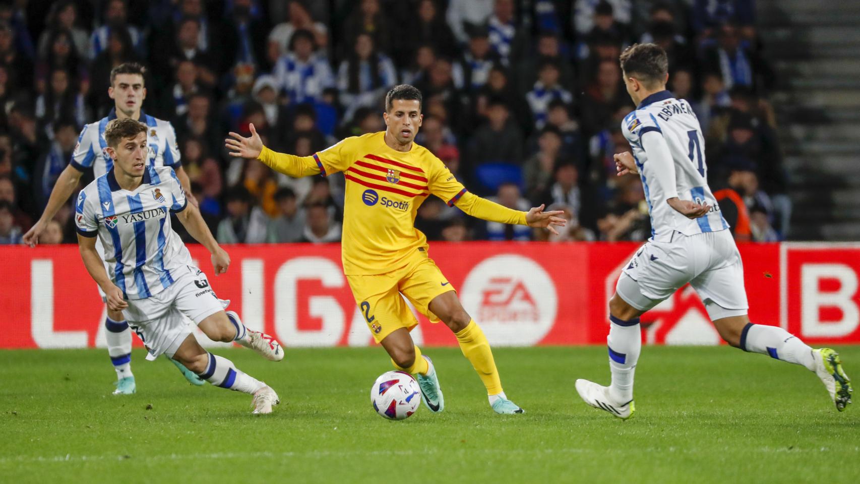 Cancelo, ante varios jugadores de la Real Sociedad