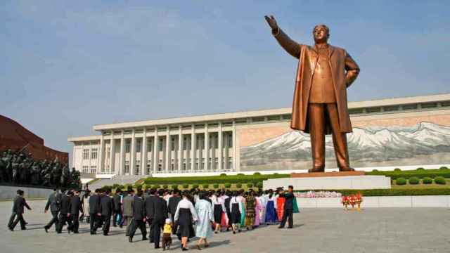 Estatua dorada del dictador Kim Il-sung en Pyongyang, Corea del Norte