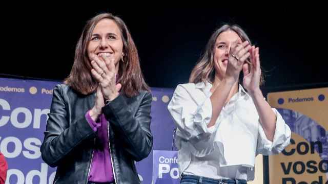 La secretaria general de Podemos, Ione Belarra (i), y la secretaria de Acción de Gobierno de Podemos, Irene Montero (d).