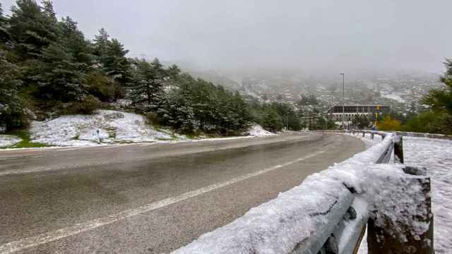 Primeras nieves en el puerto de Navacerrada (Madrid) este viernes de noviembre tras el paso de la borrasca Ciarán.