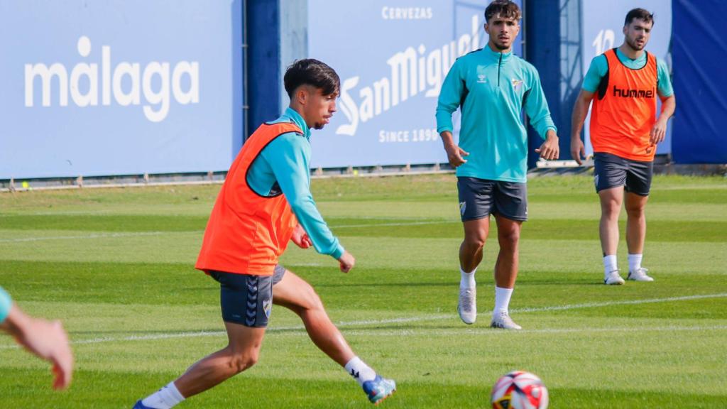 Larrubia durante un entrenamiento del Málaga CF