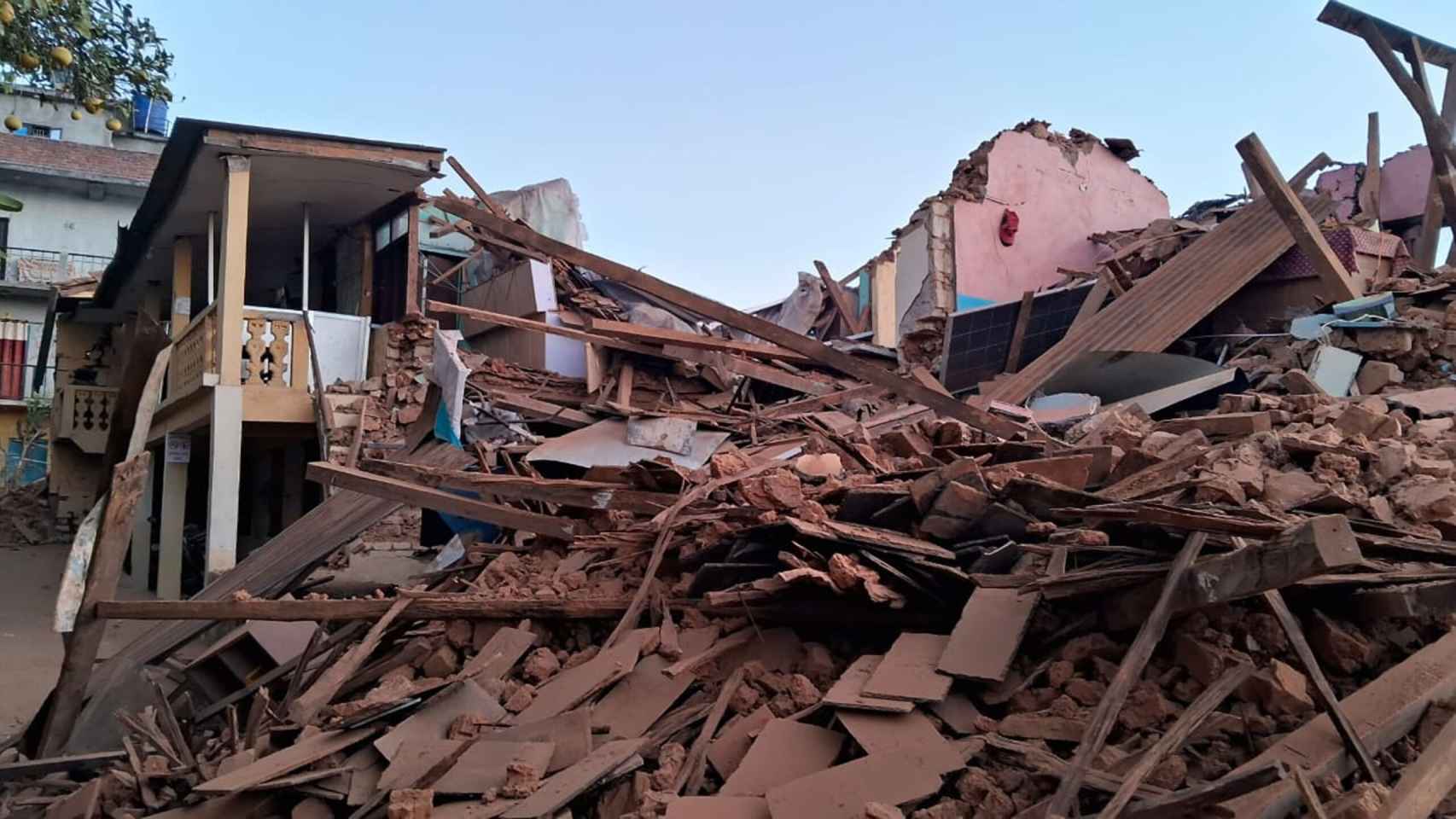 Una casa derrumbada por el terremoto en Nepal.
