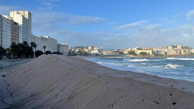 La duna en la playa de Riazor de A Coruña.