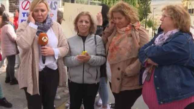 Un grupo de madres del IES Alhama de Granada atendiendo a una periodista de Espejo Público en Antena 3, este viernes, durante la protesta por la agresión a Federico.