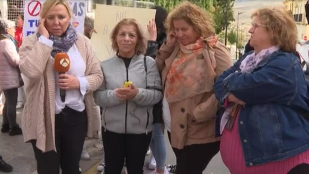 Un grupo de madres del IES Alhama de Granada atendiendo a una periodista de Espejo Público en Antena 3, este viernes, durante la protesta por la agresión a Federico.