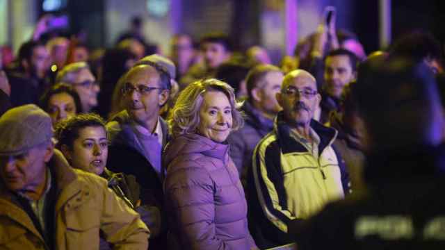 La expresidenta de la Comunidad de Madrid, Esperanza Aguirre, se manifiesta este sábado frente a la sede del PSOE en la madrileña calle de Ferraz.