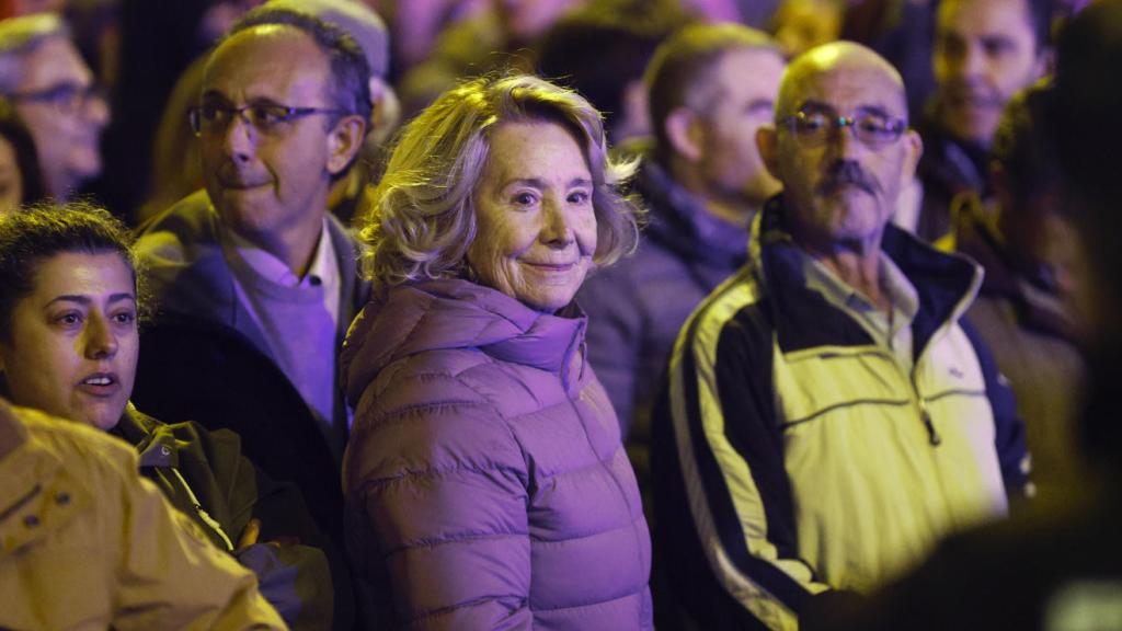 La expresidenta de la Comunidad de Madrid, Esperanza Aguirre, se manifiesta este sábado frente a la sede del PSOE en la madrileña calle de Ferraz.