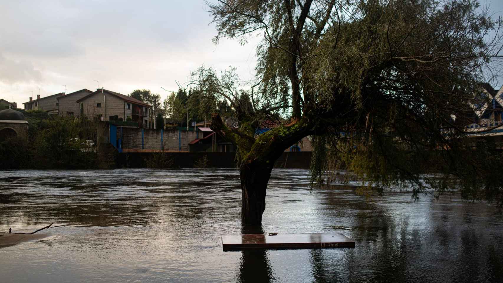 Calles inundadas a consecuencia de la crecida del río Tea, en Ponteareas.