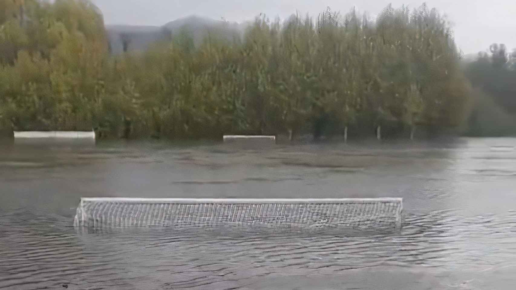Porterías inundadas en el campo de Pardellas, en Ponteareas.