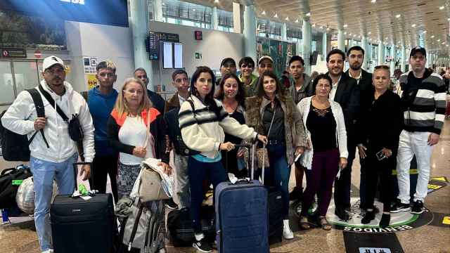 Llegada al aeropuerto de Peinador de los participantes del programa.