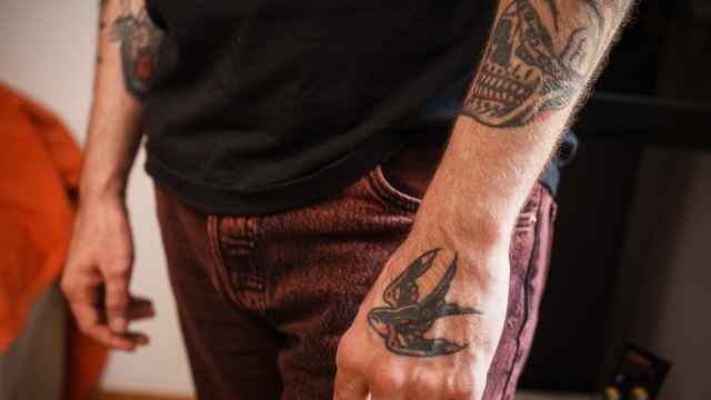 Nadal Suau muestra algunos de sus tatuajes. Foto: Álvaro Imbert