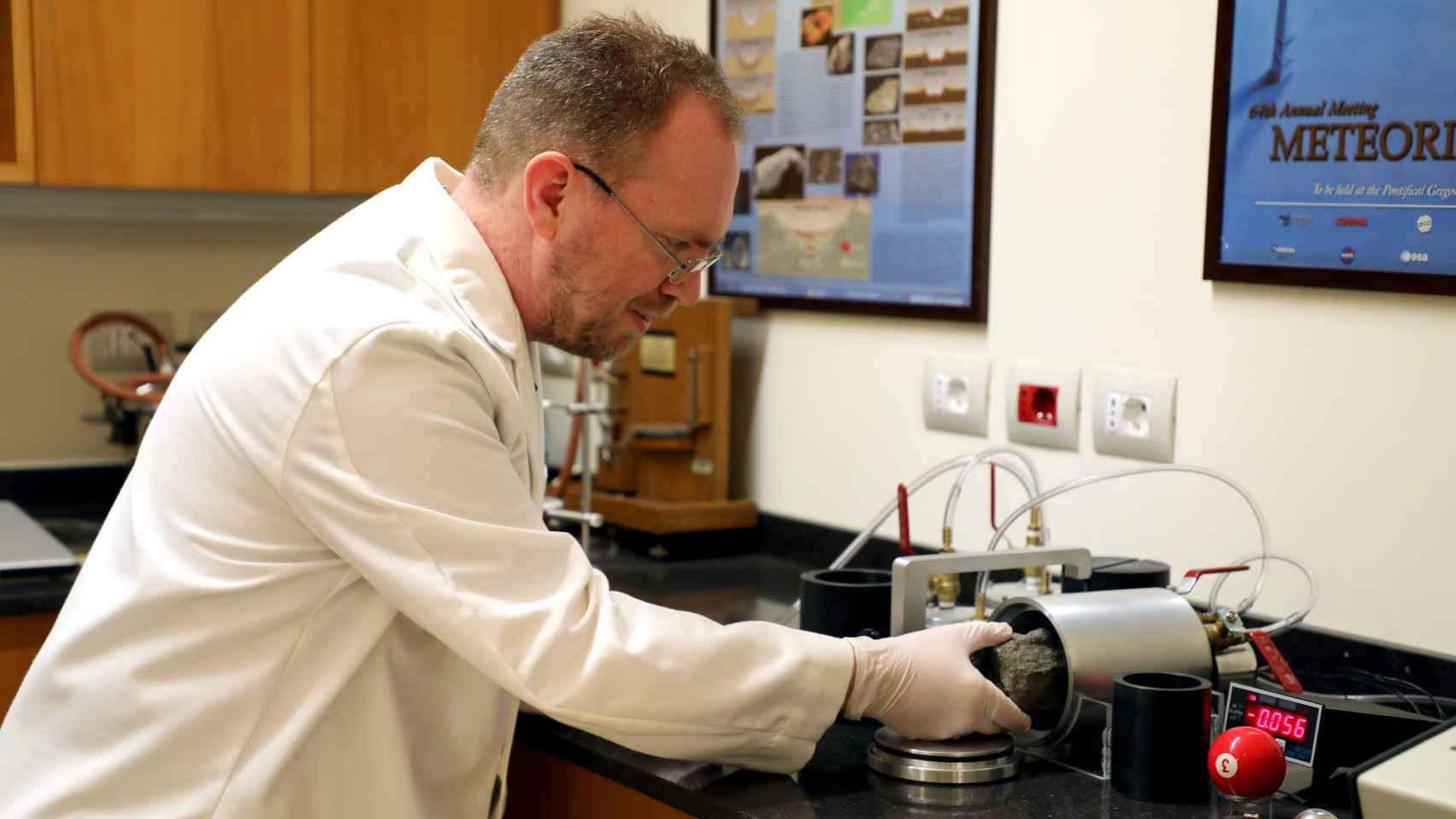 El doctor Robert Macke analiza varias muestras en un laboratorio.