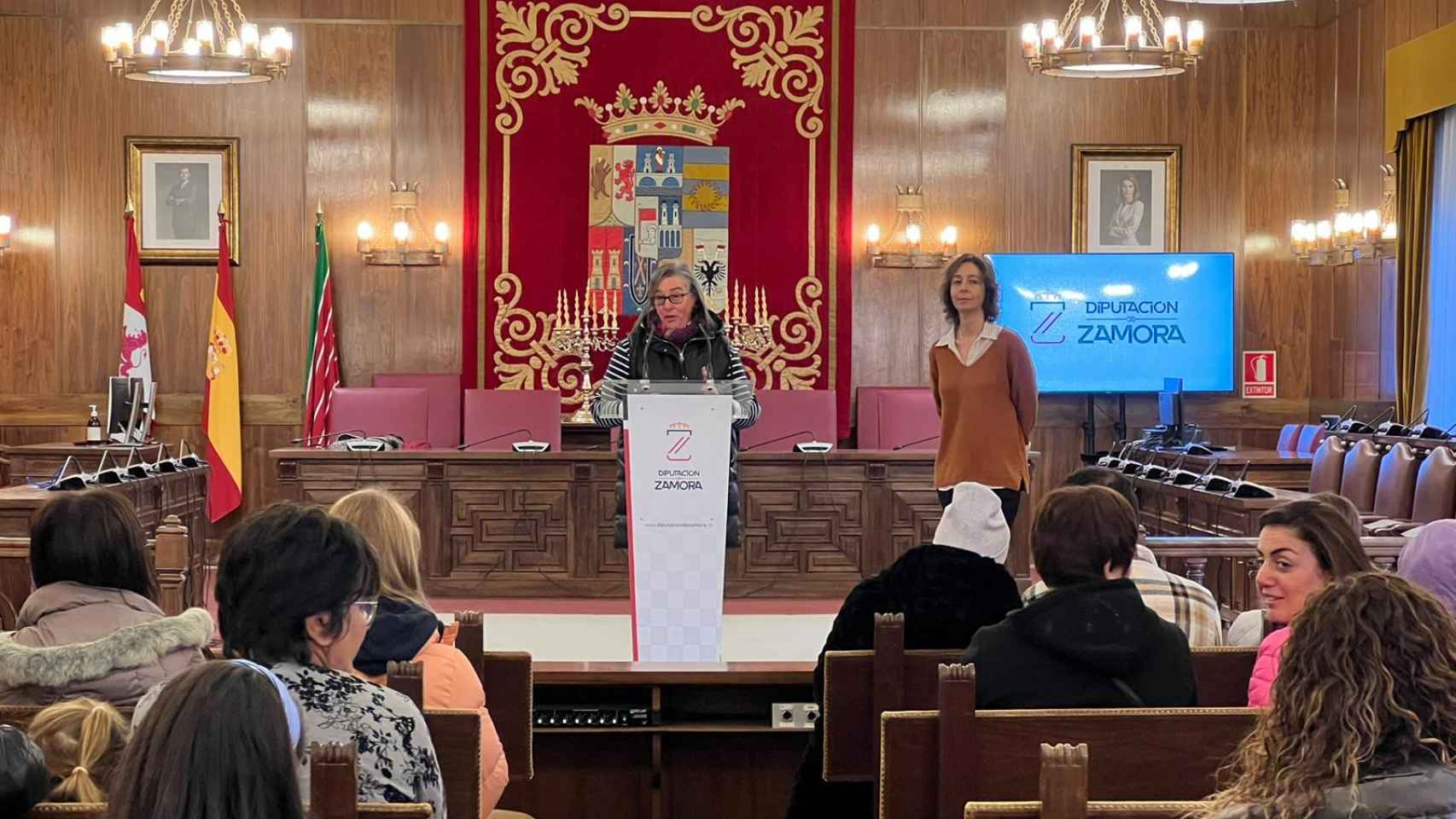 La vicepresidenta tercera de la Diputación de Zamora y diputada de Política Social, Familia e Igualdad, Amaranta Ratón Fresno, ha recibido a los ucranianos