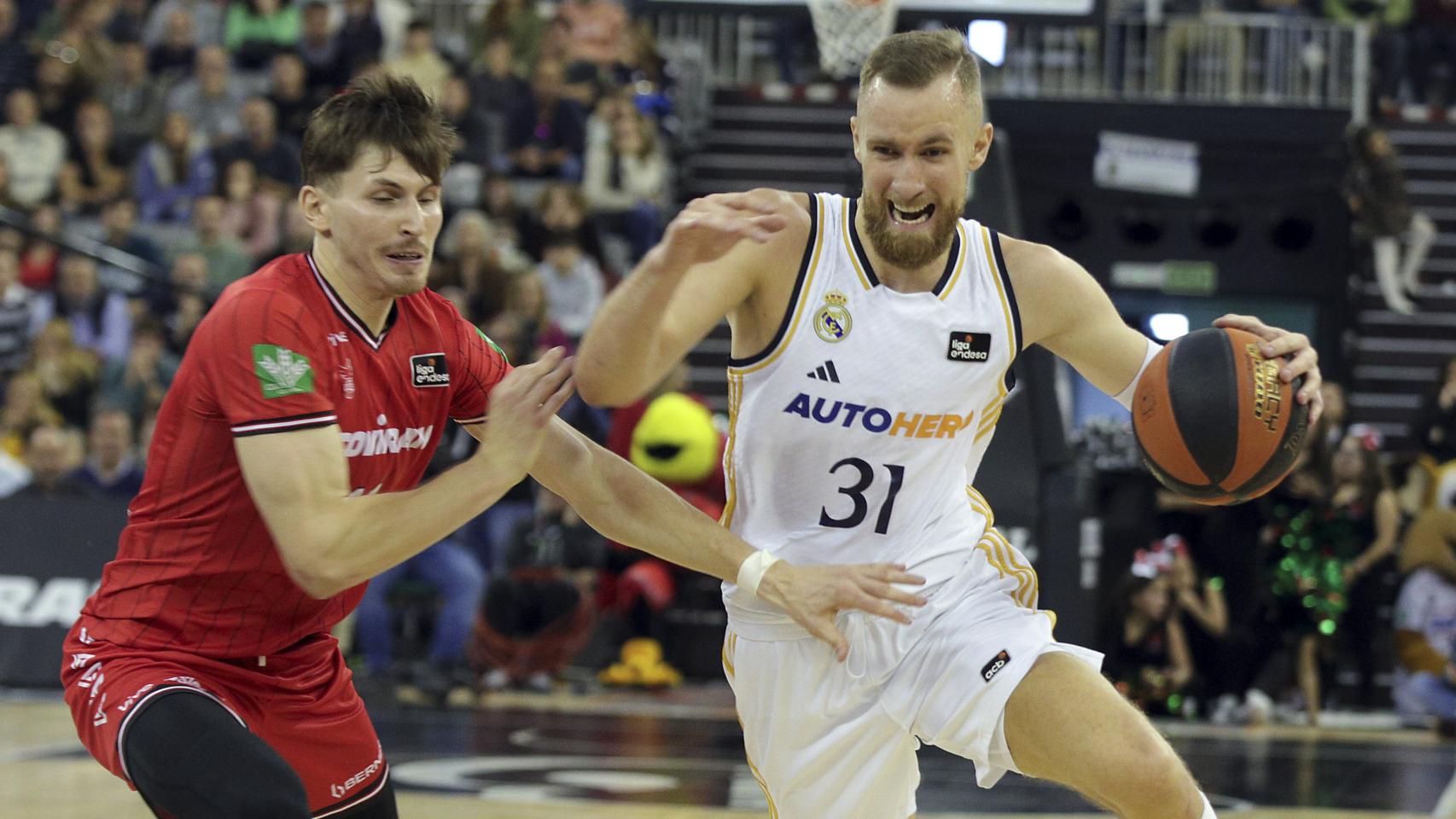 Dzanan Musa realiza una entrada a canasta frente al Covirán Granada.