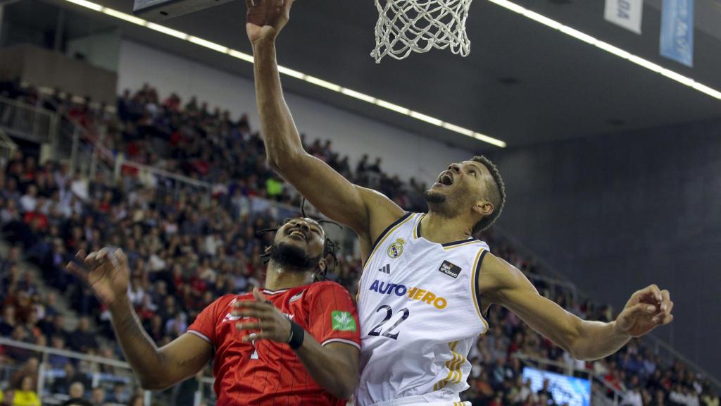 Walter Tavares realiza una acción defensiva contra el Granada.