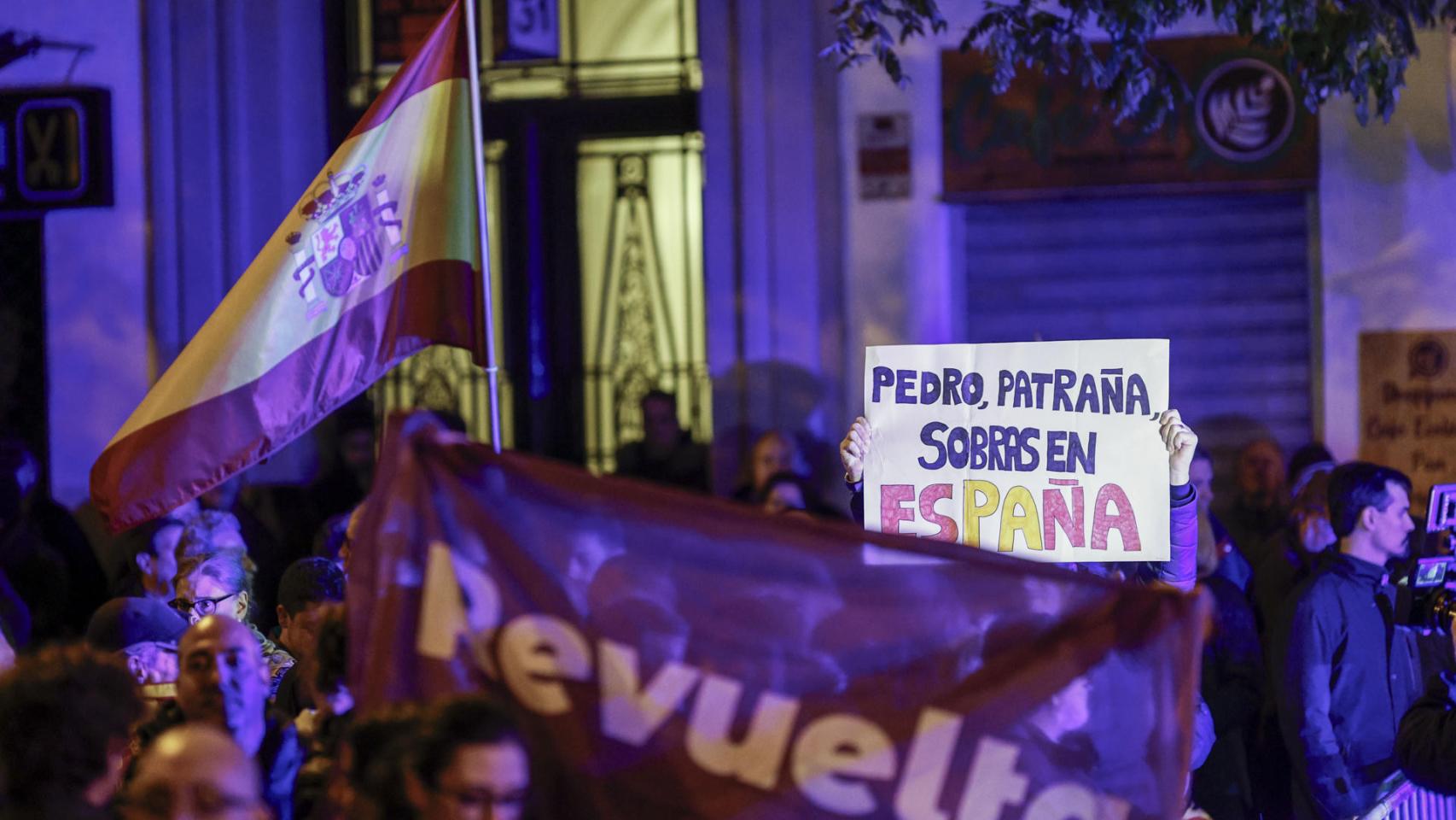 Jóvenes de Revuelta, organización política juvenil satélite de Vox, en una de las manifestaciones frente a la sede del PSOE en la calle Ferraz de Madrid.