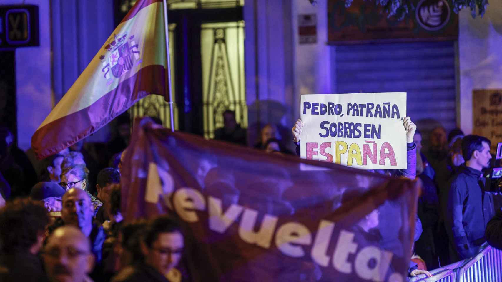 Jóvenes de Revuelta, organización política juvenil satélite de Vox, en una de las manifestaciones frente a la sede del PSOE en la calle Ferraz de Madrid.
