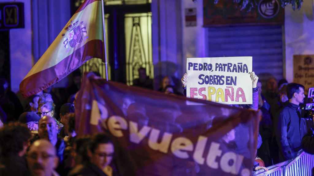 Jóvenes Revuelta, asociación política juvenil satélite de Vox, se manifiesta frente a la sede del PSOE en la calle Ferraz de Madrid,  el pasado sábado.