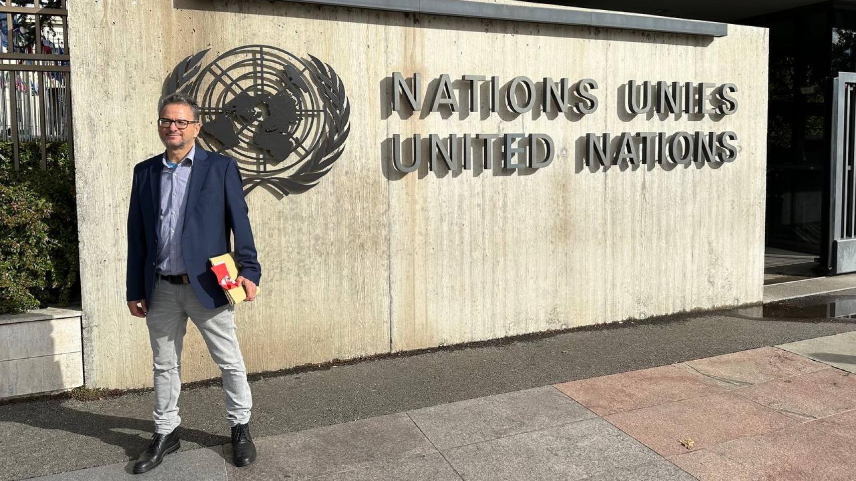 Un miembro del  Partido Nacional Rifeño, en las puertas de la ONU en Ginebra.