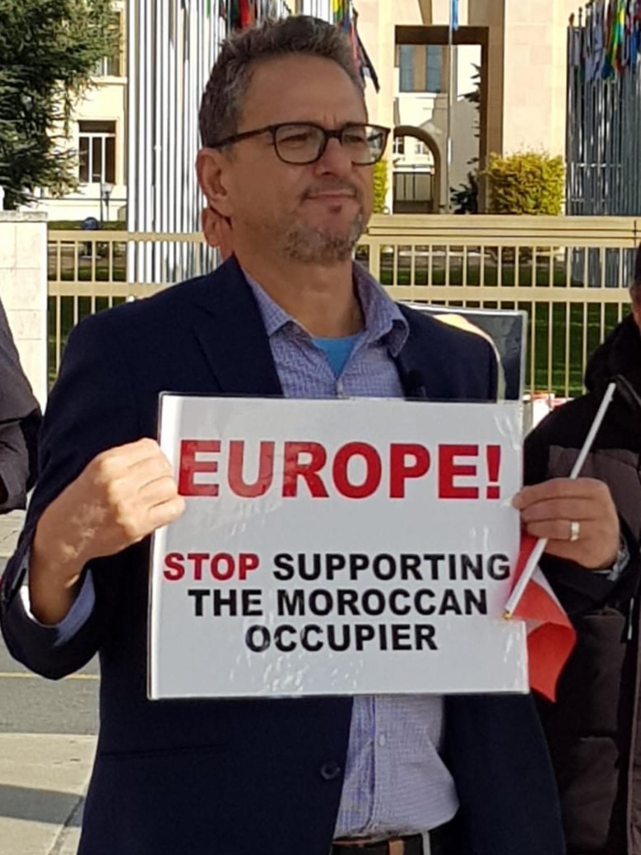 Un rifeño, pidiendo el fin de la ocupación marroquí en Ginebra.