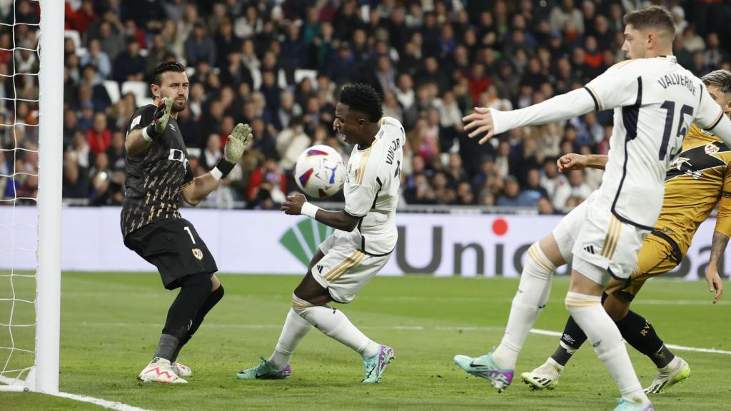 Vinicius falla a escasos metros de la línea de gol.