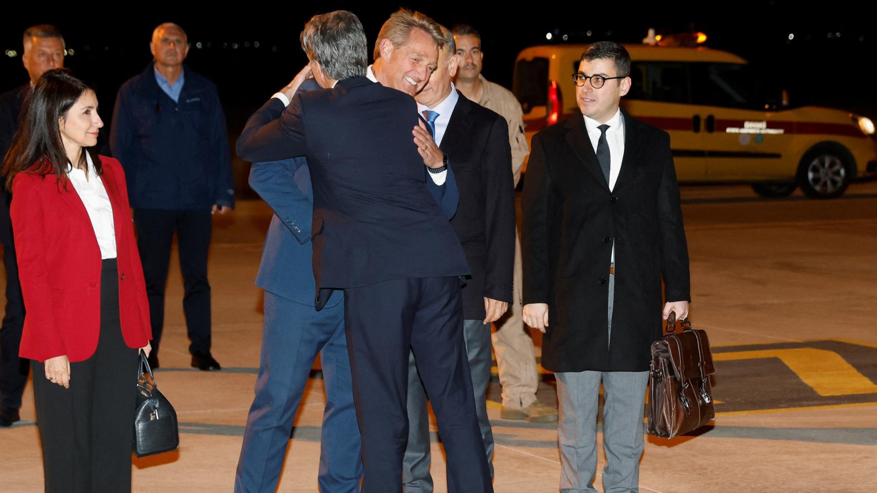 El Secretario de Estado de los Estados Unidos, Antony Blinken, es recibido por el Embajador de los Estados Unidos en Turquía, Jeff Flake, a su llegada al aeropuerto de Ankara.