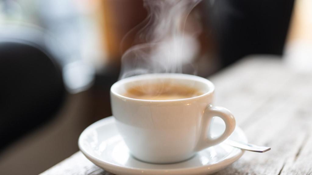 ¿Por qué la taza del café viene con un plato? Lo que nadie te había explicado