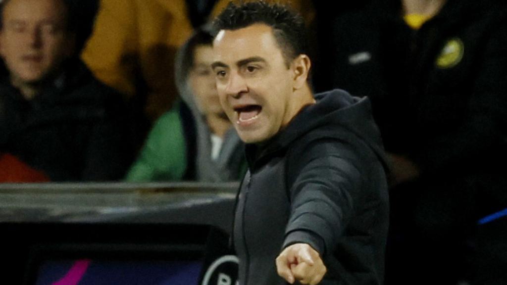 Xavi Hernández, dando instrucciones durante el partido.