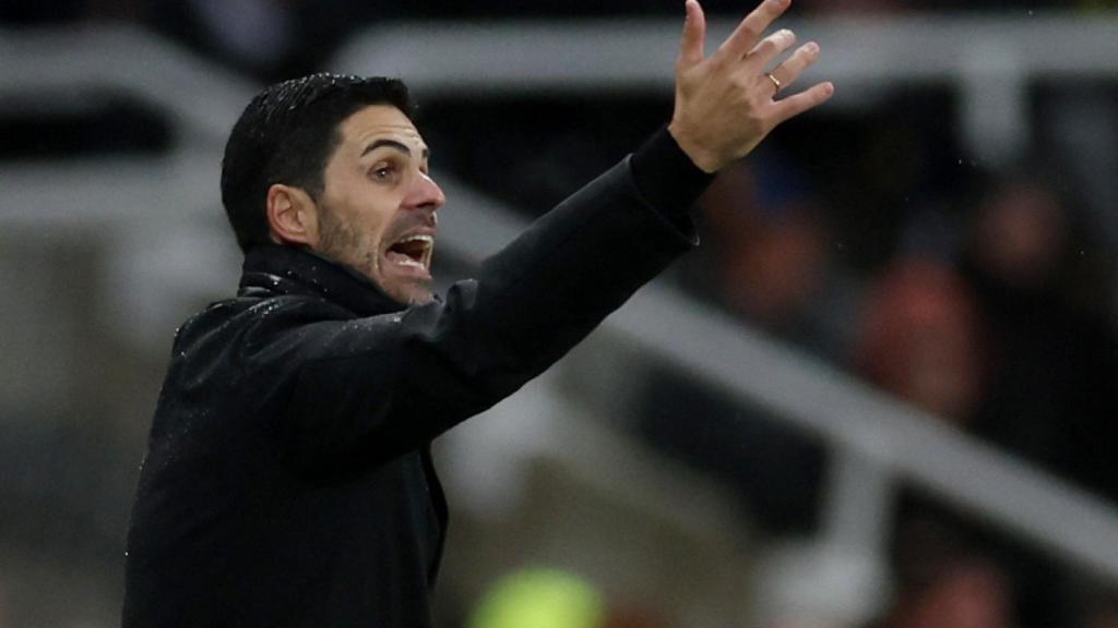 Mikel Arteta da instrucciones durante el Newcastle-Arsenal.